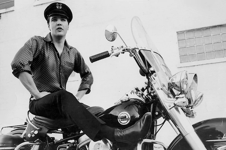 Elvis-Presley posando em uma Harley-Davidson